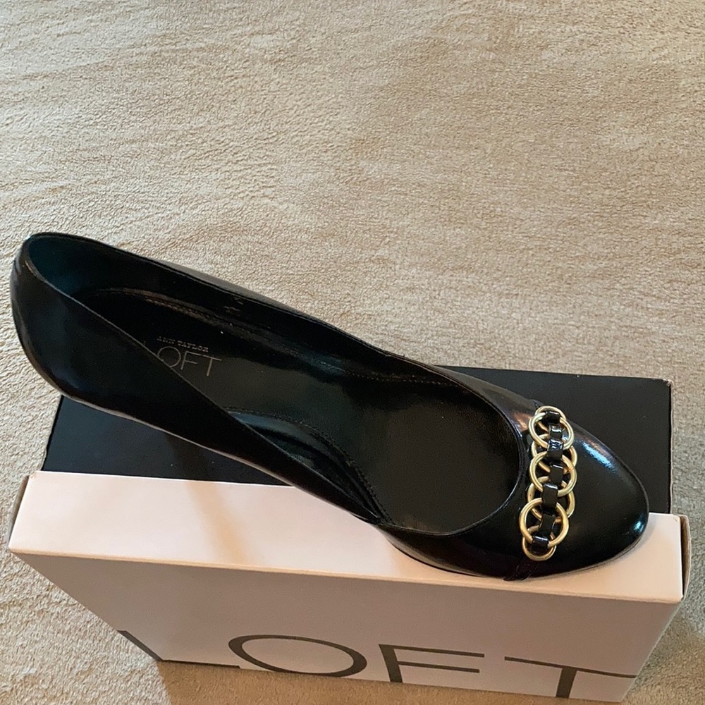 Ann Taylor Loft black high heels shoes to dress. Size 10 M, gold chain details.